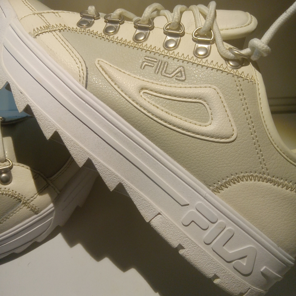 Fila Woman’s Disruptor Court Leather Athletic Size 8.5